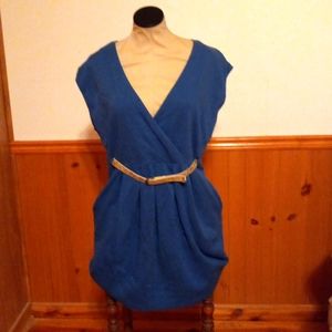 Very casual low cut dress with skinny belt